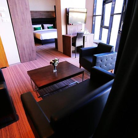 Le Zenith Hotel Orano Esterno foto